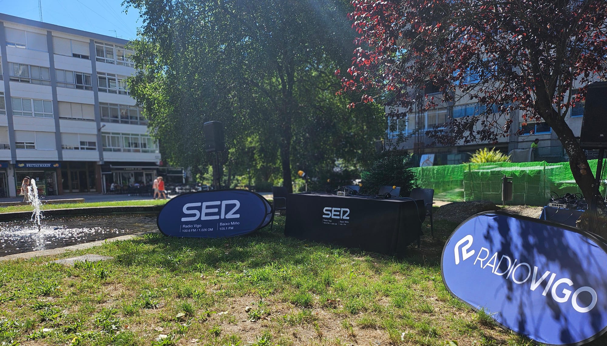 Set de Radio Vigo en los jardines de &quot;La Placita&quot; anexa a terraza cafetería El Diálogo.