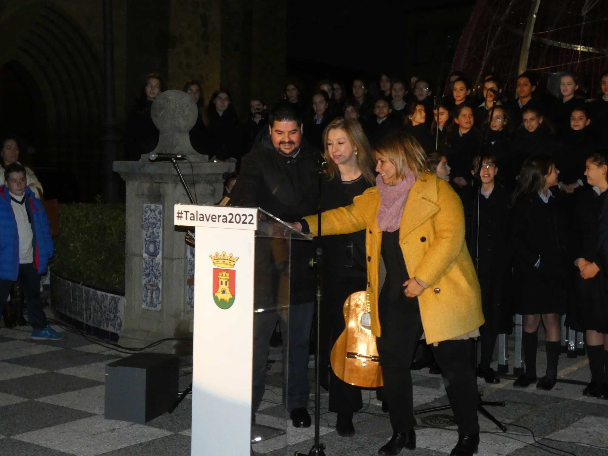 La alcaldesa junto al concejal de Festejos encendiendo el alumbrado de Navidad