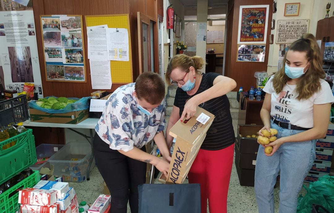 Voluntarias de la A.V. Puerto Chico preparan una cesta de alimentos