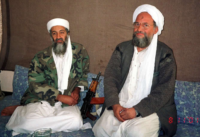 Osama Bin Laden junto a su consejero Ayman al-Zawahiri durante una entrevista en Afganistan en 2001