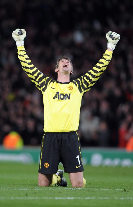 El arquero del Manchester United Edwin van der Sar celebra la victoria ante el Chelsea en el partido de vuelta de cuartos de final de la Liga de Campeones disputado hoy, martes 12 de abril de 2011, en el estadio de Old Trafford, Manchester, Reino Unido.