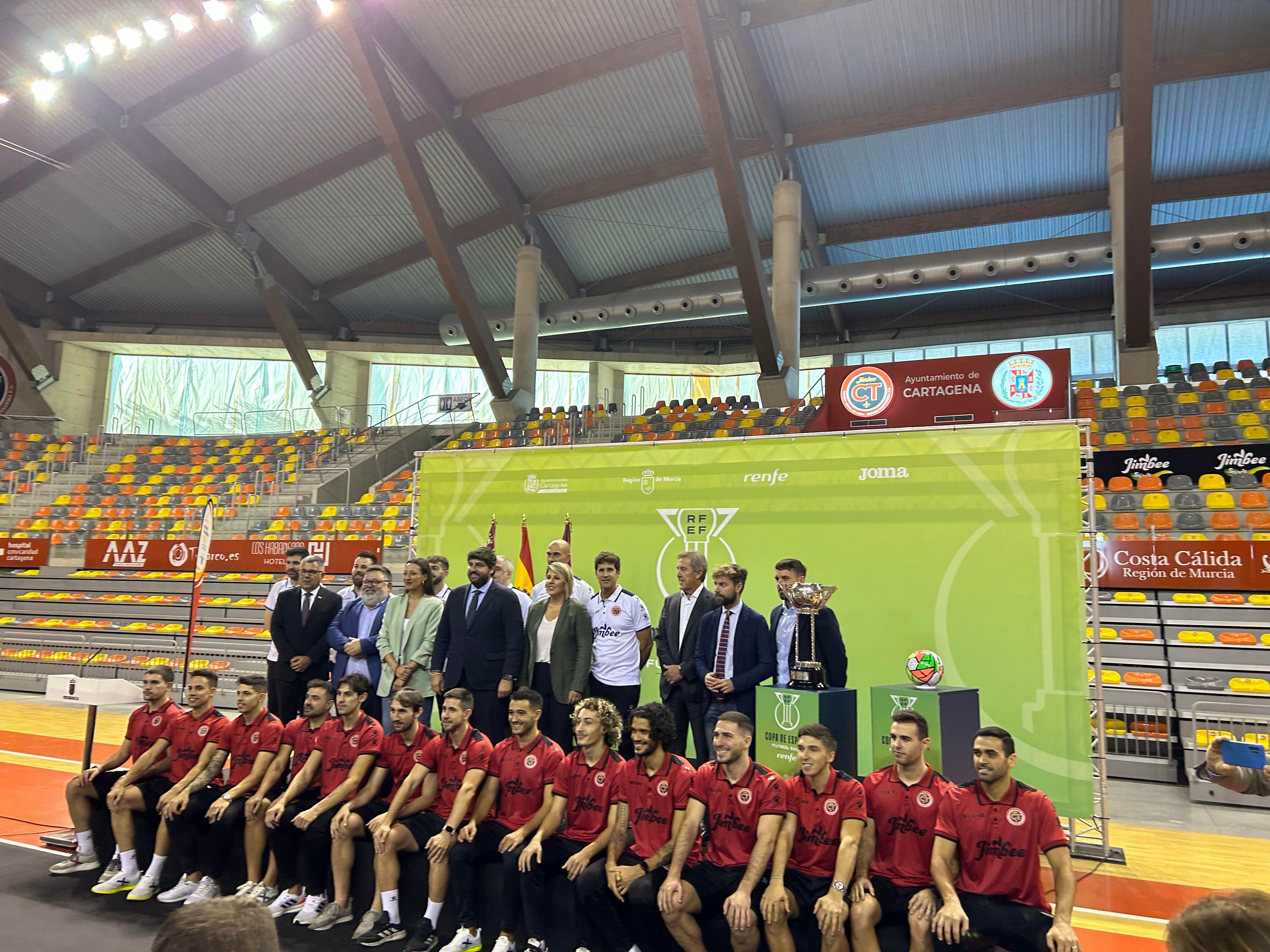 La plantilla del Jimbee junto a las autoridades durante la presentación