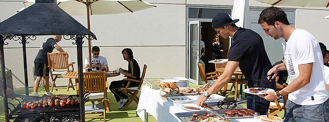 Cristiano Ronaldo e Higuaín, en la barbacoa que Mourinho ha organizado en Valdebebas