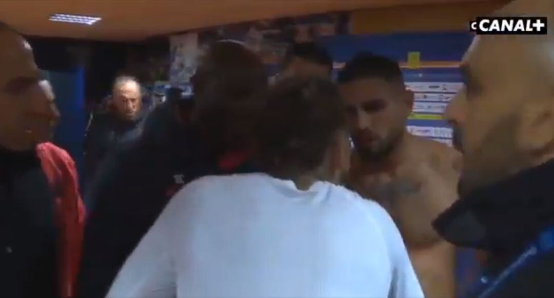 Neymar se encara con Delort