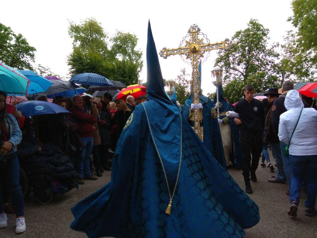 El cortejo de la cofradía de La Alhambra se vuelve nada más comenzar su estación de penitencia tras comenzar a llover en el recinto monumental