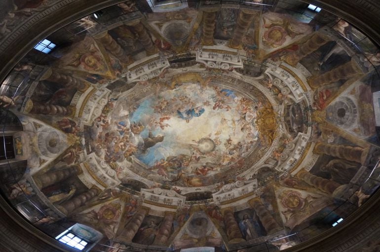 El interior de la Iglesia de San Antonio de los Portugueses está decorado por frescos de Juan Carreño de Miranda, Francisco Rizi y Luca Giordano.