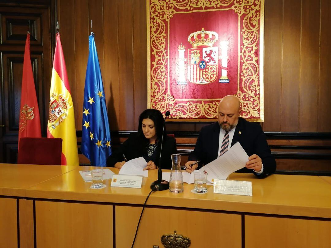 Firma del protocolo con el Delegado del Gobierno en Navarra, José Luís Arasti