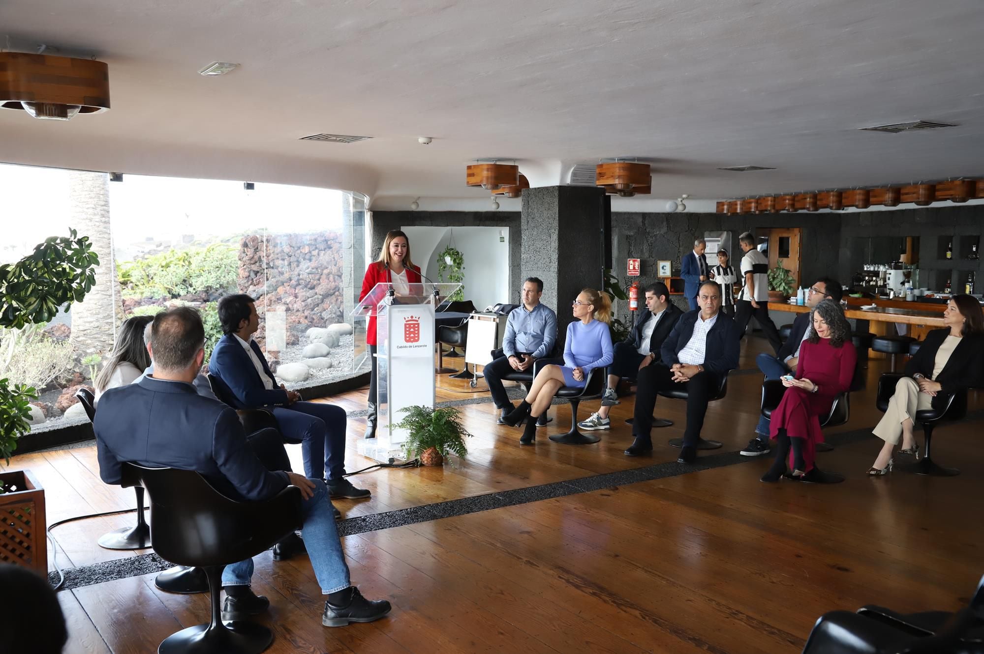 María Dolores Corujo, presidenta del Cabildo de Lanzarote, presentando los presupuestos junto a su equipo de gobierno.