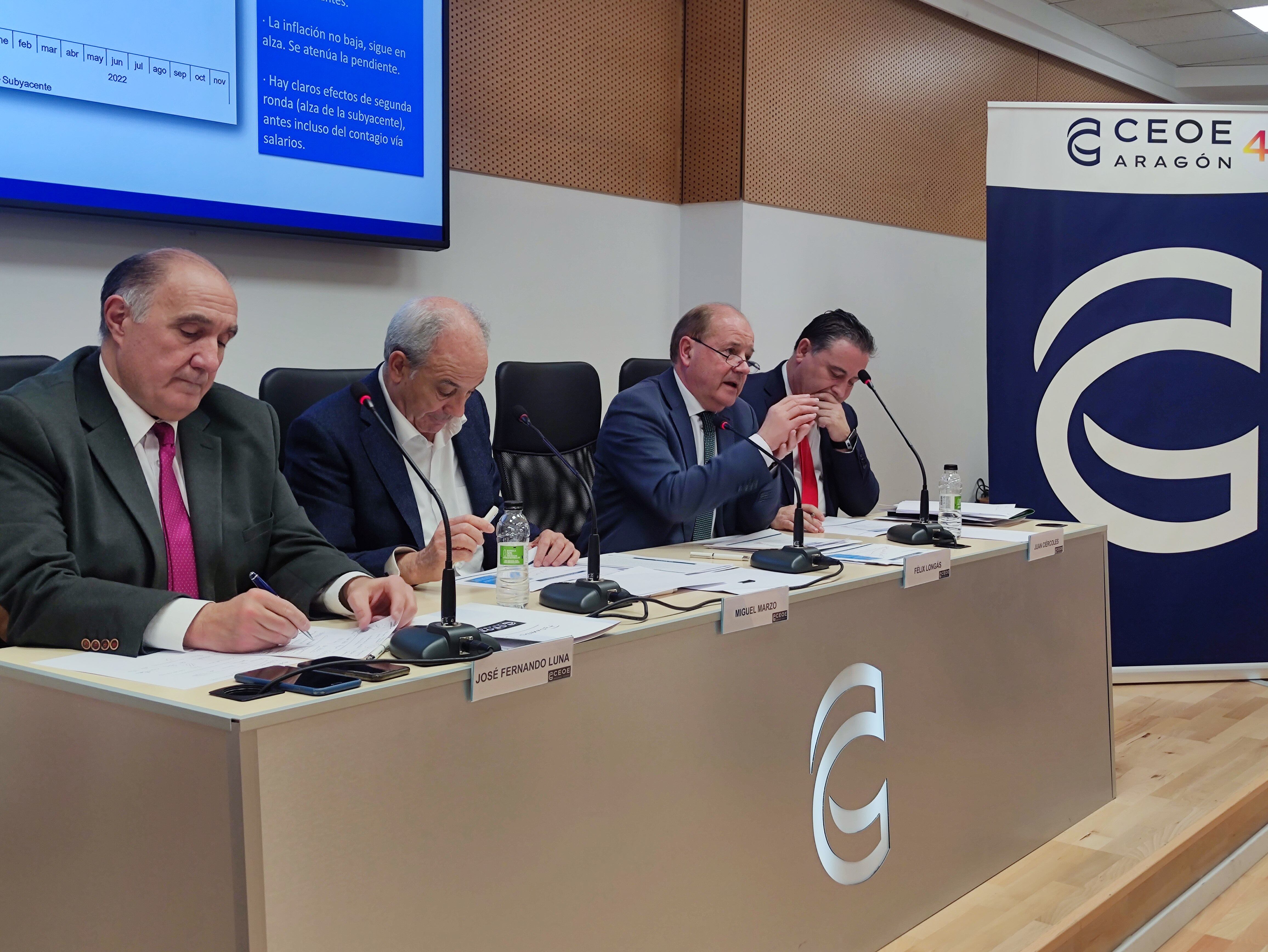 Miguel Marzo, presidente de CEOE Aragón, junto a los vicepresidentes de CEOE Aragón Félix Longás (presidente de la Comisión de Coyuntura Económica),  José Fernando Luna (presidente de CEOS CEPYME Huesca) y Juan Ciércoles (presidente de CEOE Teruel).