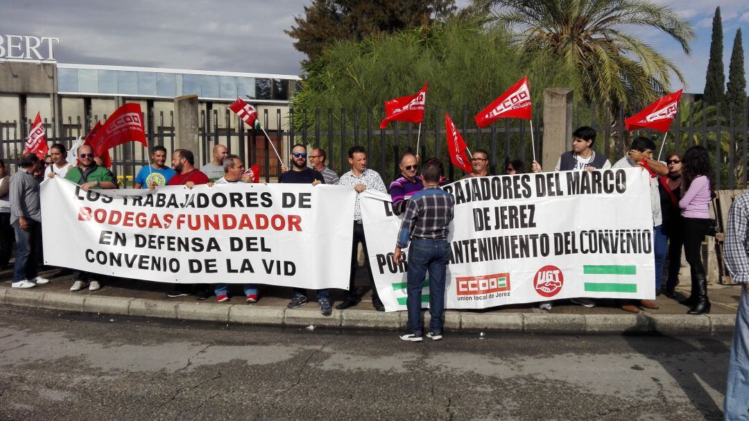 Protesta a las puertas de las bodegas Williams & Humbert