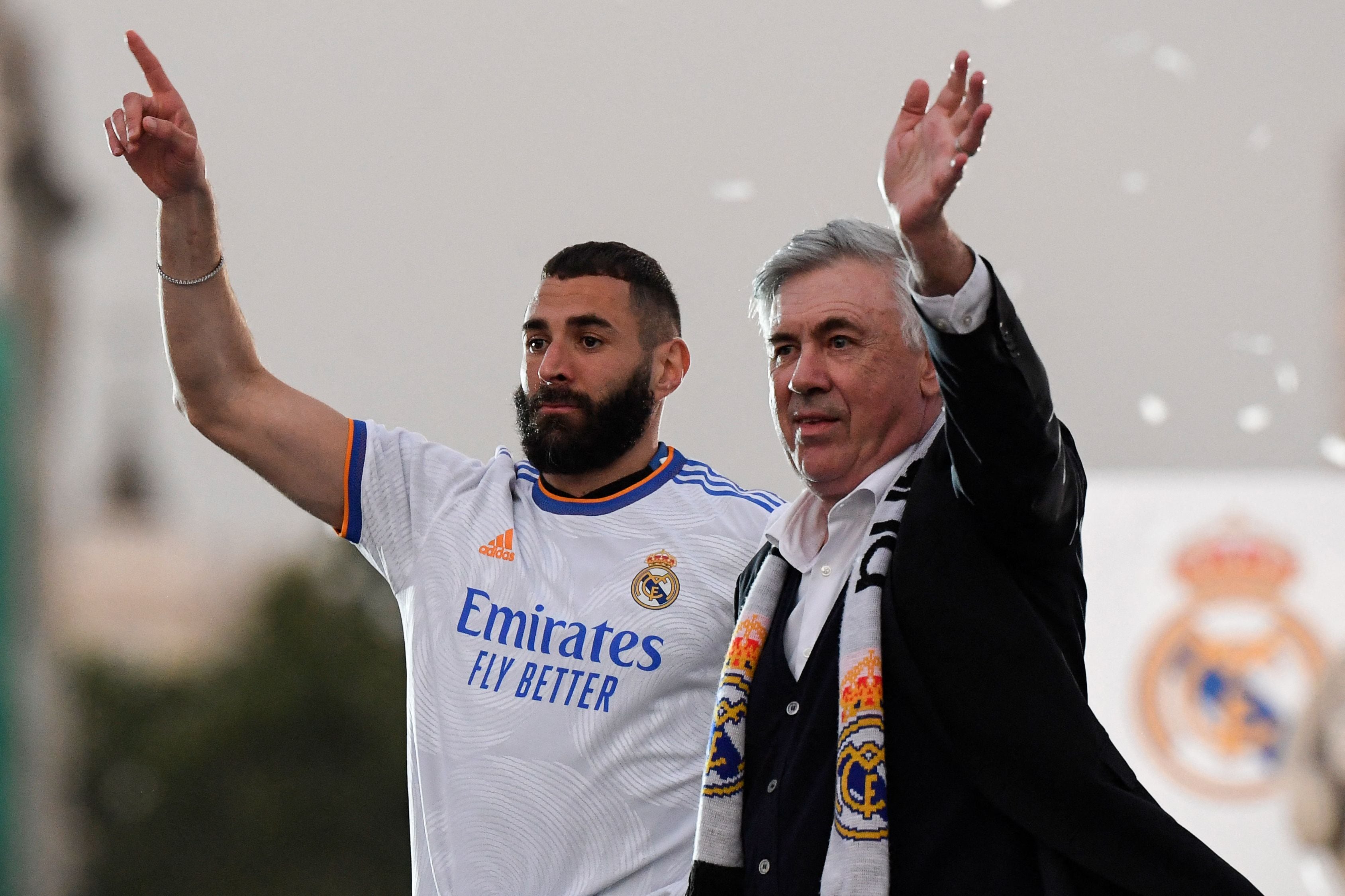 Carlo Ancelotti y Karim Benzema celebrando el título de liga en Cibeles