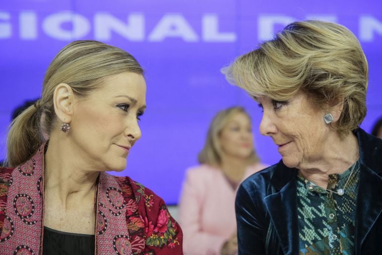 La presidenta del PP madrileño, Esperanza Aguirre  conversa con la presidenta de la Comunidad de Madrid, Cristina Cifuentes, durante la reunión de la Junta Directiva del PP regional 