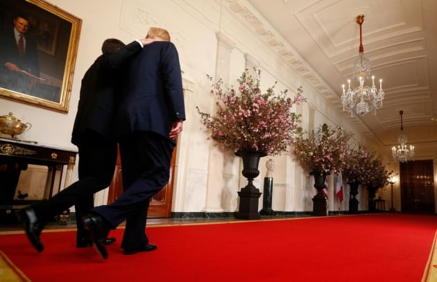 El presidente francés, Emmanuel Macron, y el estadounidense, Donald Trump, caminan por los pasillos de la Casa Blanca.