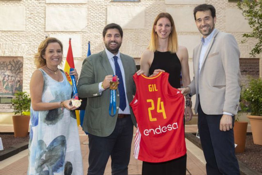 Adela Martínez-Cachá, Fernando López Miras, Laura Gil y el doctor Abellán en el Palacio de San Esteban