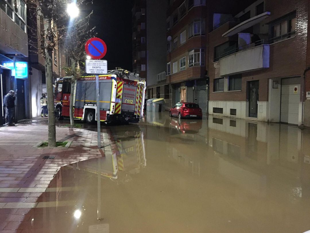 Rotura de una tubería en la calle Saturno