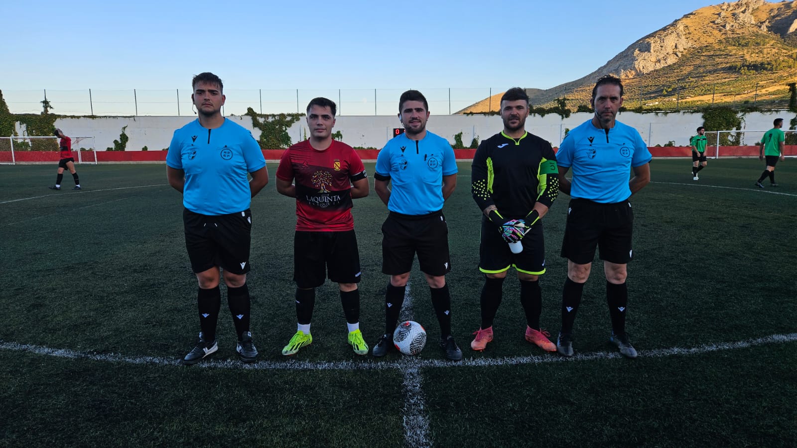 Trío arbitral y capitanes, tras el sorteo