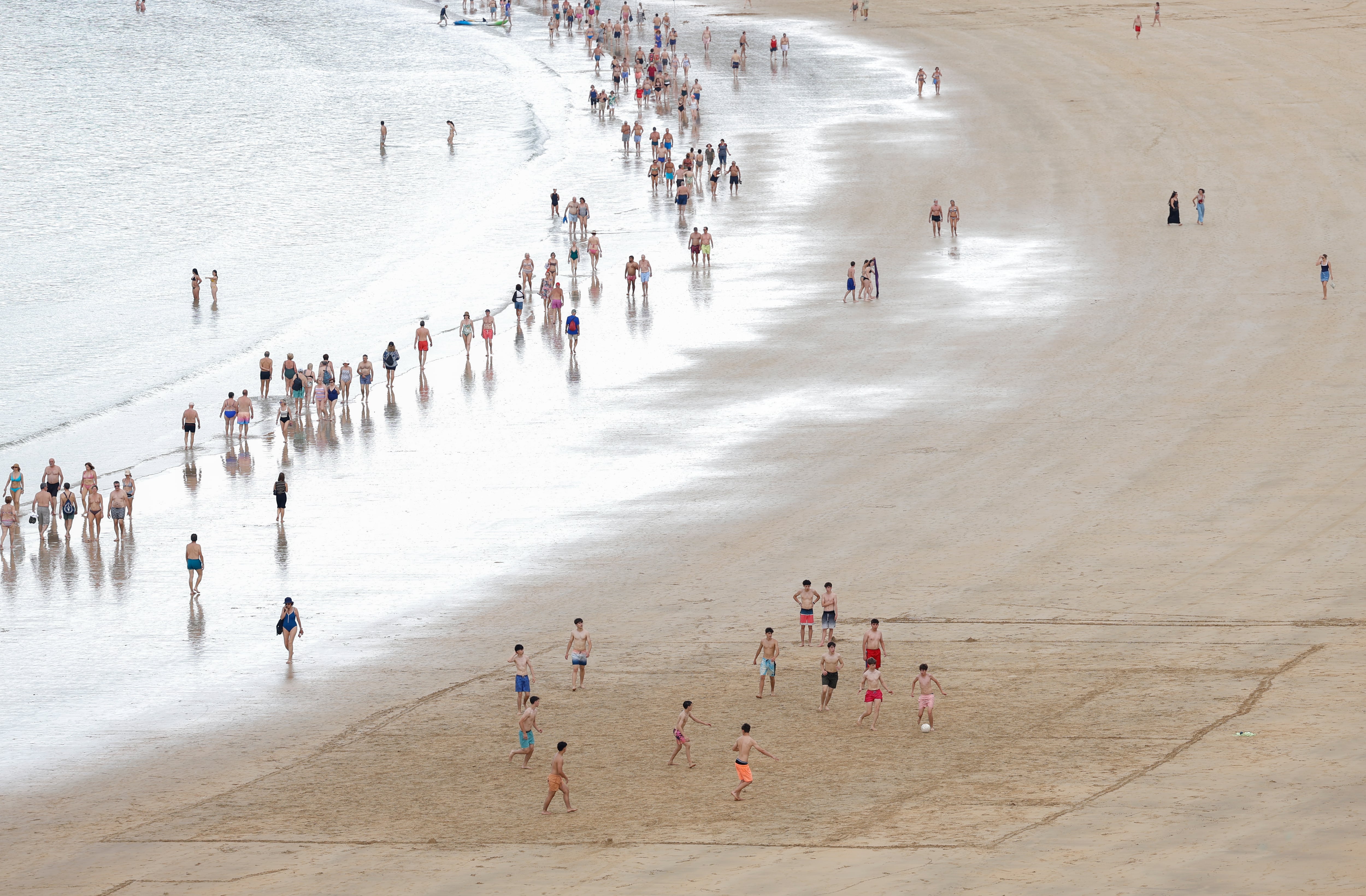 Donostiarras y turistas disfrutan este miércoles de las altas temperaturas que se registran en la capital donostiarra.