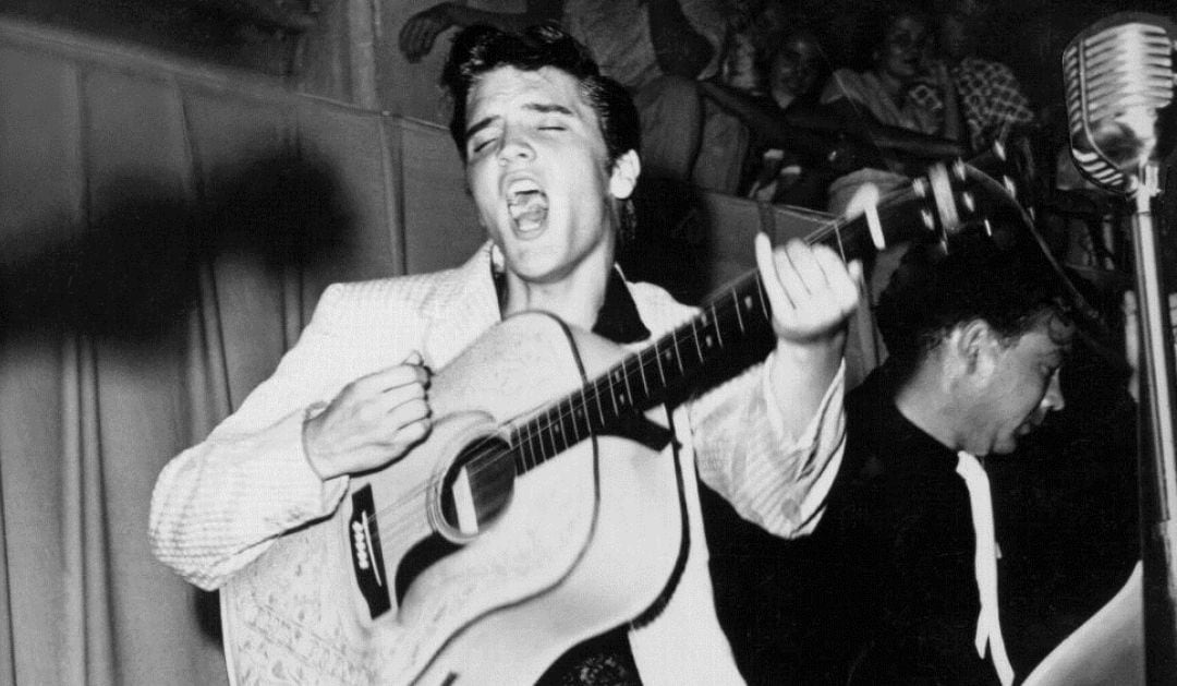 Elvis cantando durante una actuación en julio de 1955.