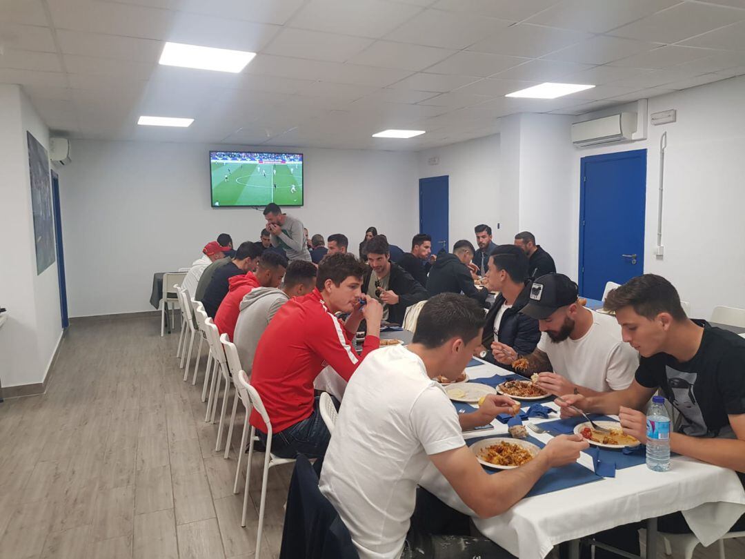 Los jugadores del Málaga degustan una paella tras el entrenamiento