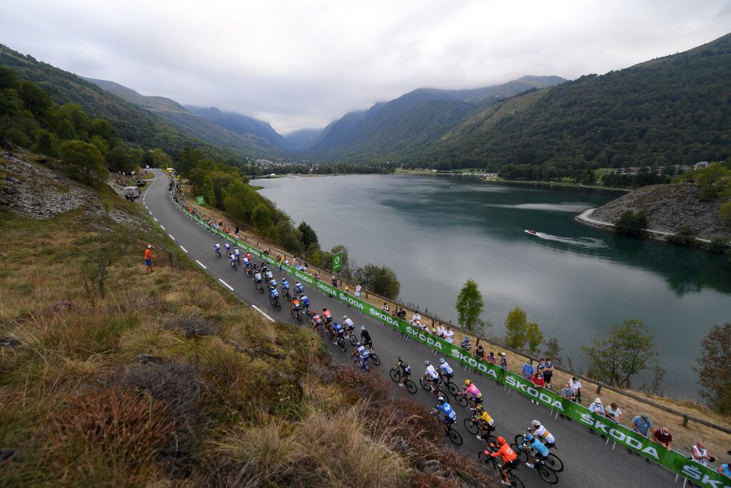 La localidad de Loudenvielle al paso del Tour de Francia de 2020.