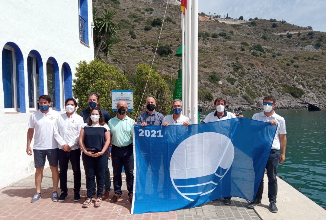 Izado de la bandera azul en el puerto deportivo Marina del Este de Almuñécar