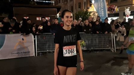 La atleta arandina Laura Herrero muestra su satisfacción tras lograr el triunfo.