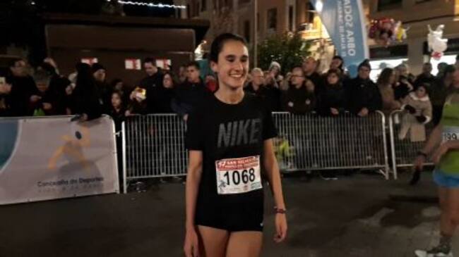 La atleta arandina Laura Herrero muestra su satisfacción tras lograr el triunfo.