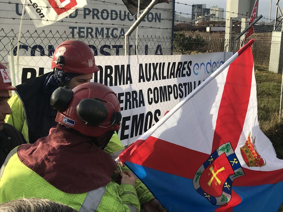 El campamento de los empleados izó la bandera del Bierzo