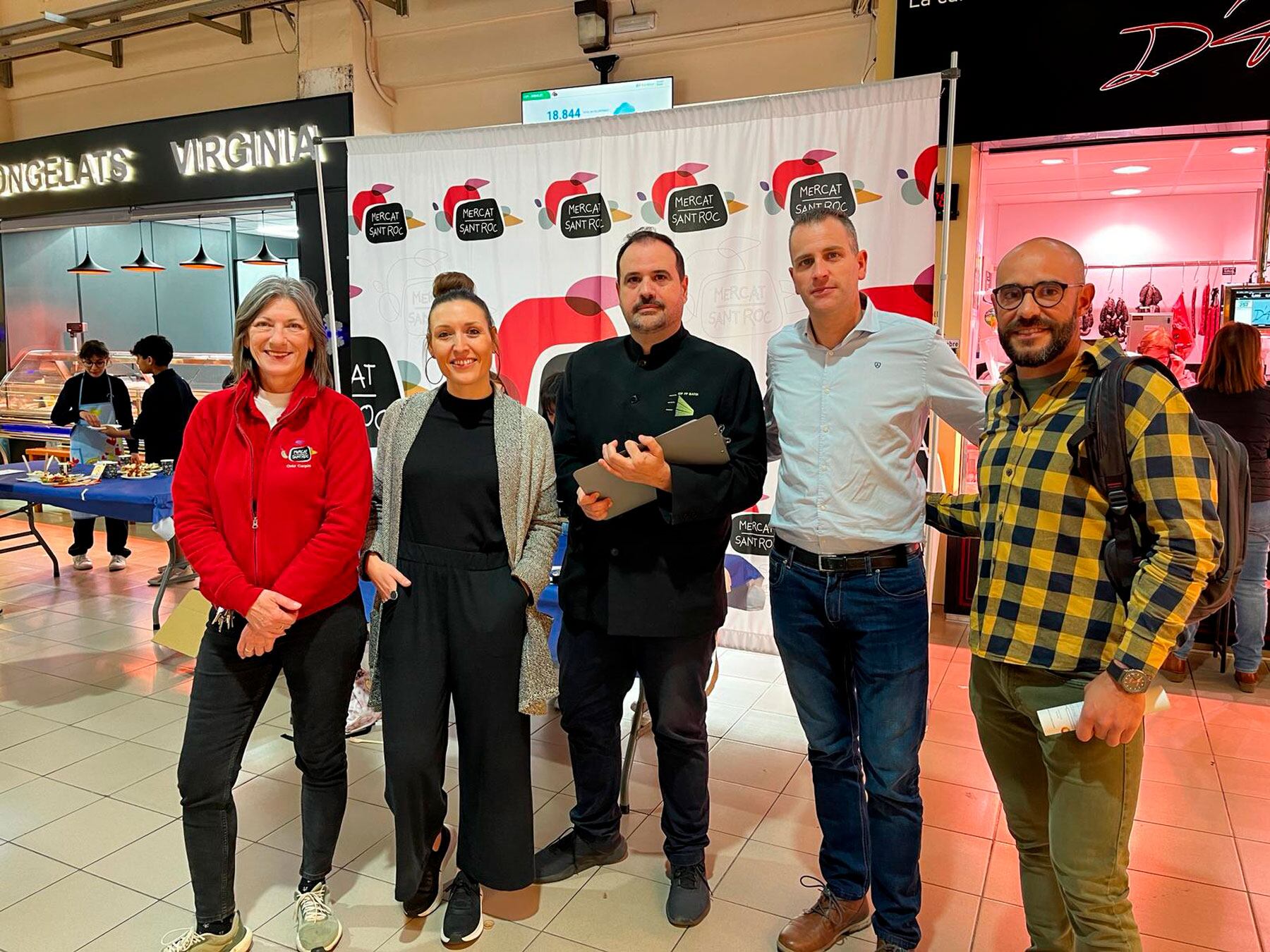 Representantes del Mercat de Sant Roc, colegio Sant Roc, CIP FP Batoi, el concejal de Educación, y María Albero 'Saboreanda' en el acto de 'Esmorzem junts'