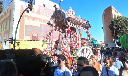 La carreta de plata de la Hermandad de la Macarena, llegando a la zona de Plaza de Armas