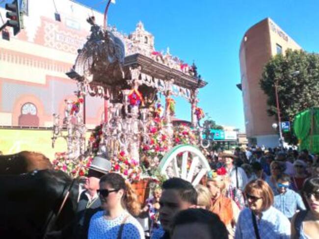 La carreta de plata de la Hermandad de la Macarena, llegando a la zona de Plaza de Armas