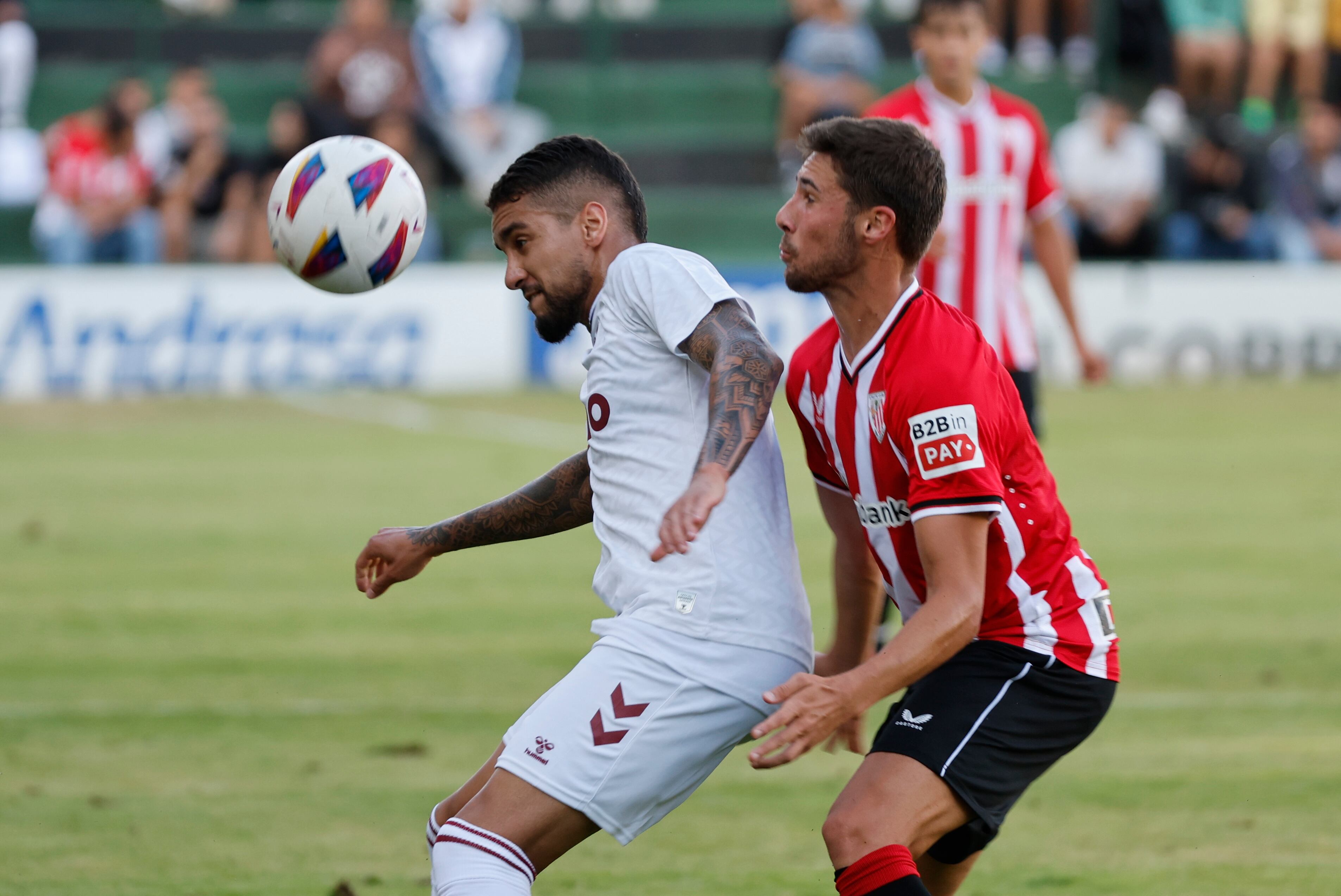 SESTAO (VIZCAYA), 03/08/2023.- El delantero del Athletic Javier Martón (d) disputa el balón ante Matheus Pereira (i), centrocampista brasileño del Eibar, durante el partido amistoso de pretemporada entre el Athletic Club de Bilbao y la SD Eibar este jueves en el Campo Municipal Las Llanas-Udal Futbol Zelaia en Sestao. EFE/ Miguel Toña
