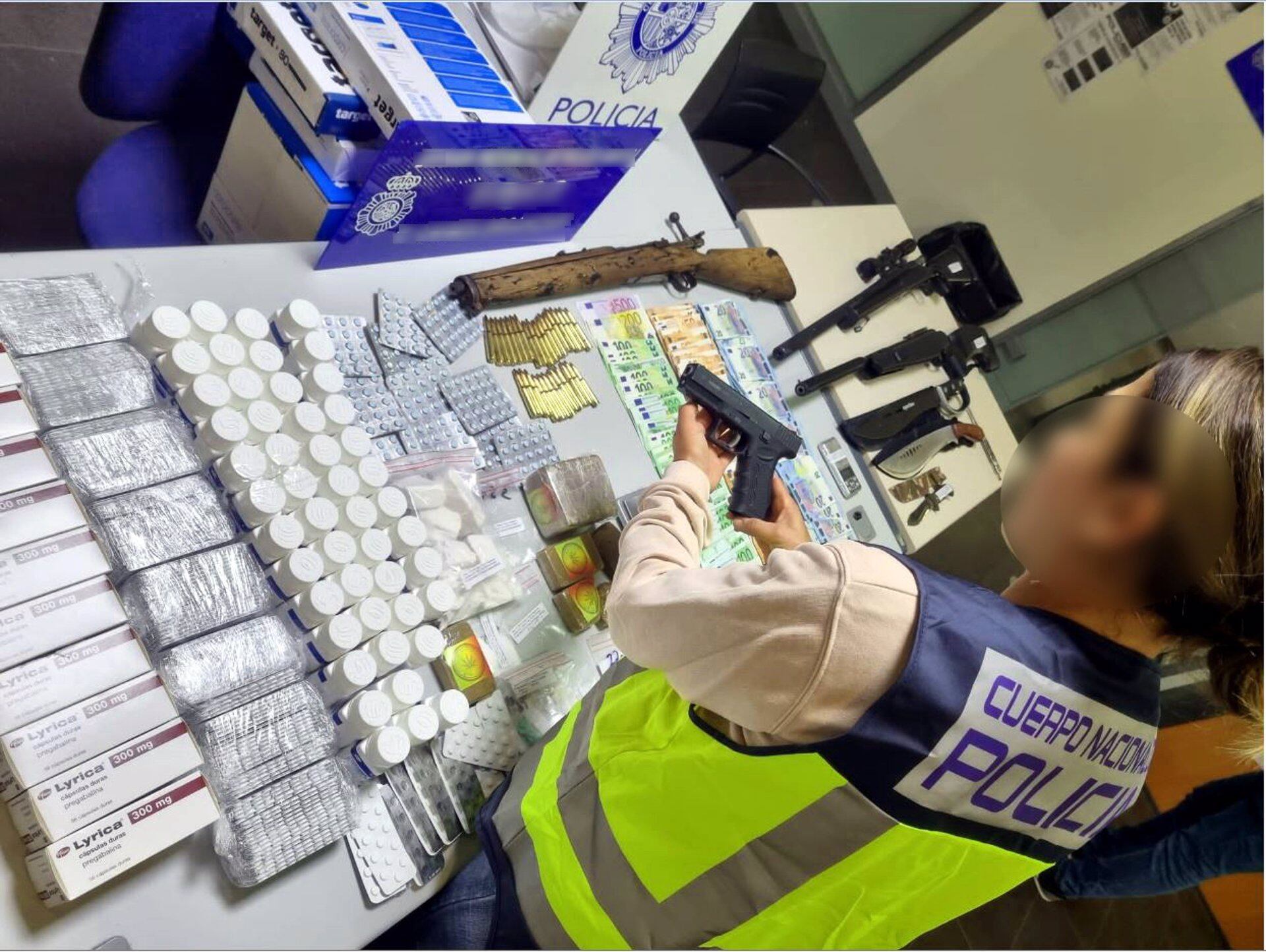 Material incautado en la operación contra el tráfico de armas y drogas en Alicante y Murcia
