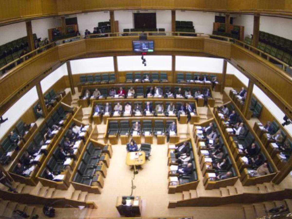 Las primeras iniciativas legislativas llegan al Parlamento vasco