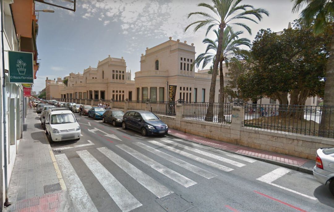 Imagen de la calle Doctor Sapena donde se aprecia la estrechez de las aceras y la imposibilidad de mantener la distancia social