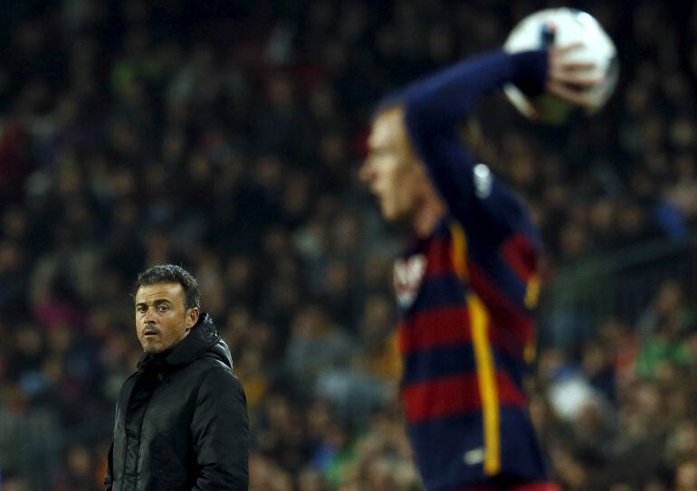 Luis Enrique y Jeremy Mathieu durante el encuentro ante el Villanovense.