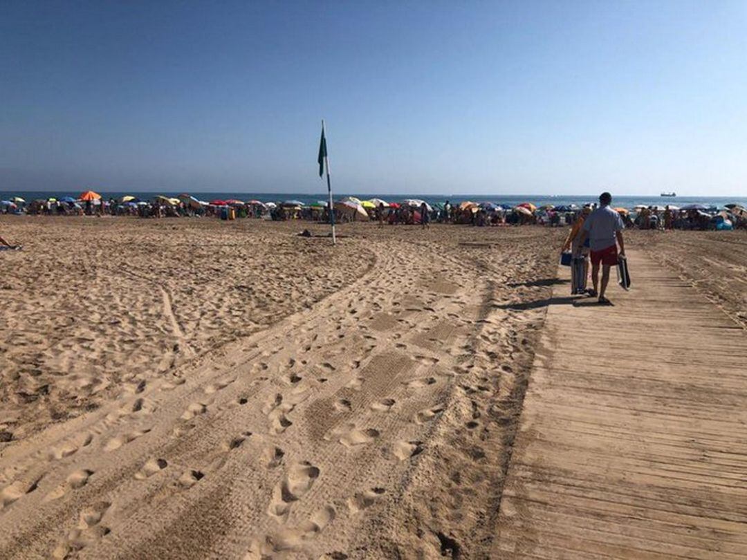 Tras el temporal de mar vuelve la bandera verde a la playa de Gandia. 