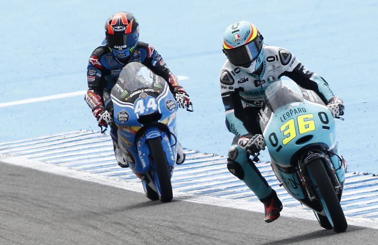 GRA482. JEREZ DE LA FRONTERA (CÁDIZ), 22/04/2016.- El piloto español de Moto3, Joan Mir (Leopard Racing) seguido del piloto español de Moto3, Arón Canet (Estrella Galicia 0,0), durante la primera tanda de entrenamientos libres del Gran Premio de España de