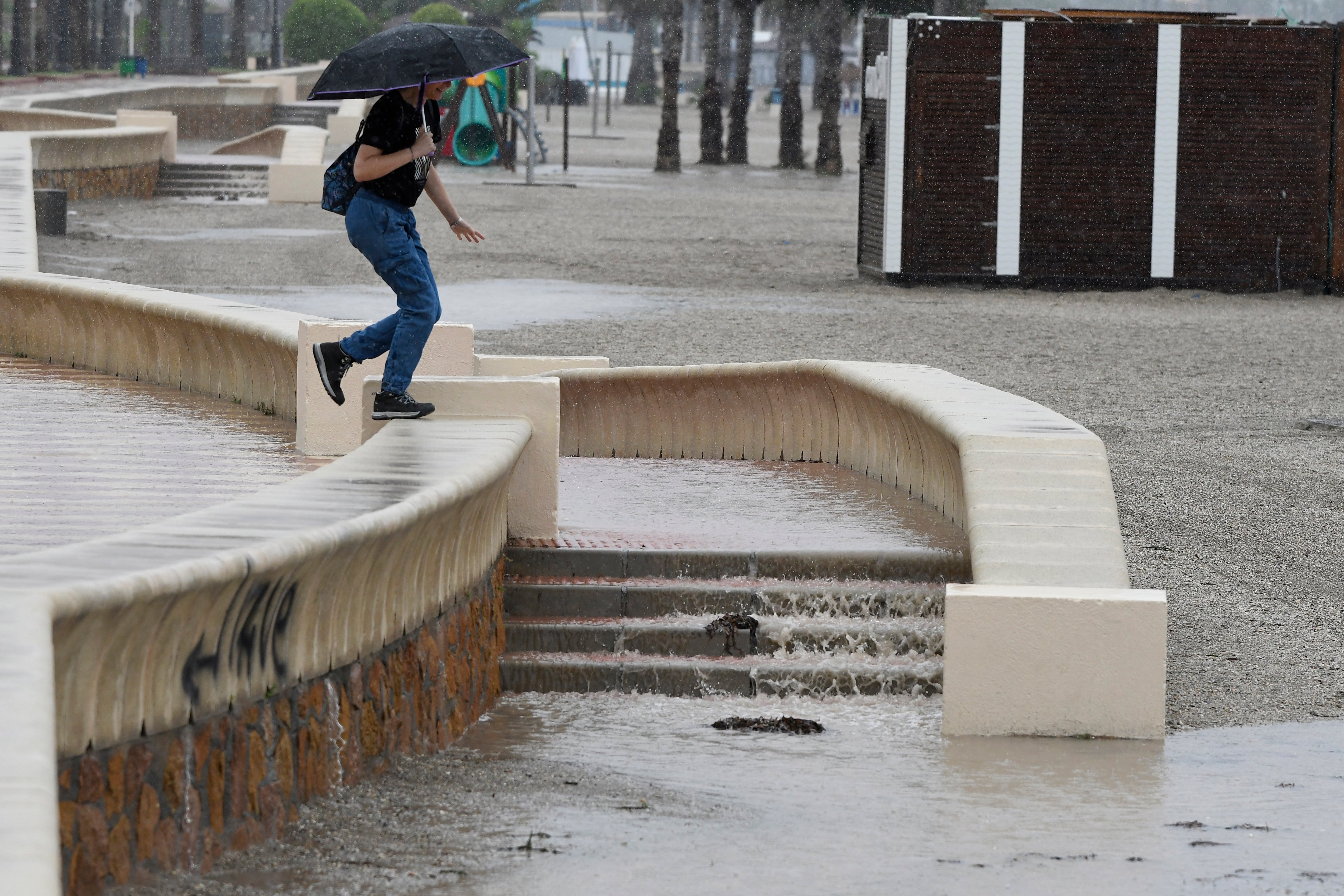 Una persona camina bajo la lluvia en Roquetas de Mar ( Almería) |