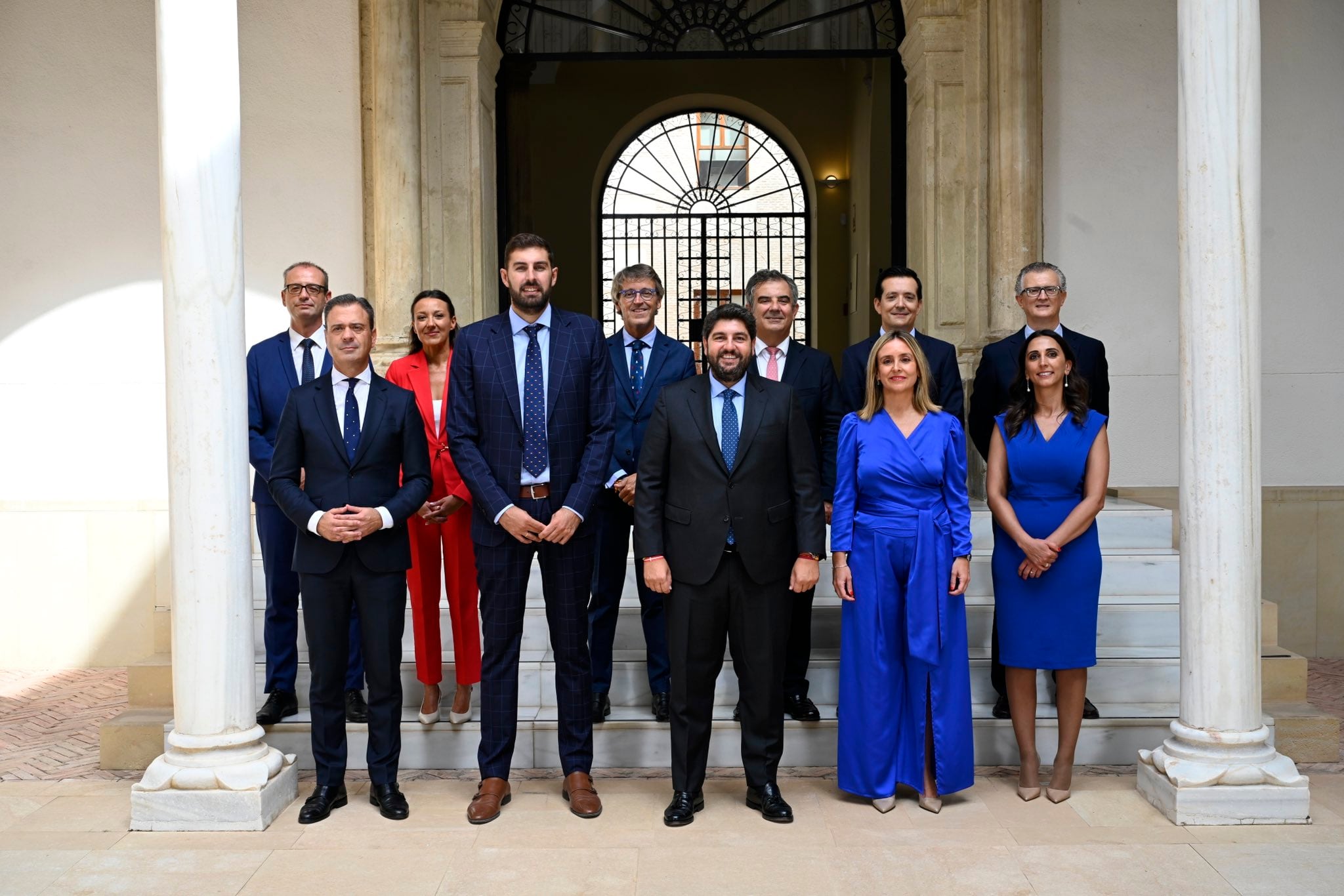 Fernando López Miras posa este jueves junto a su nuevo equipo de gobierno