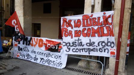 Pancartas de CGT en la concentración del Primero de Mayo