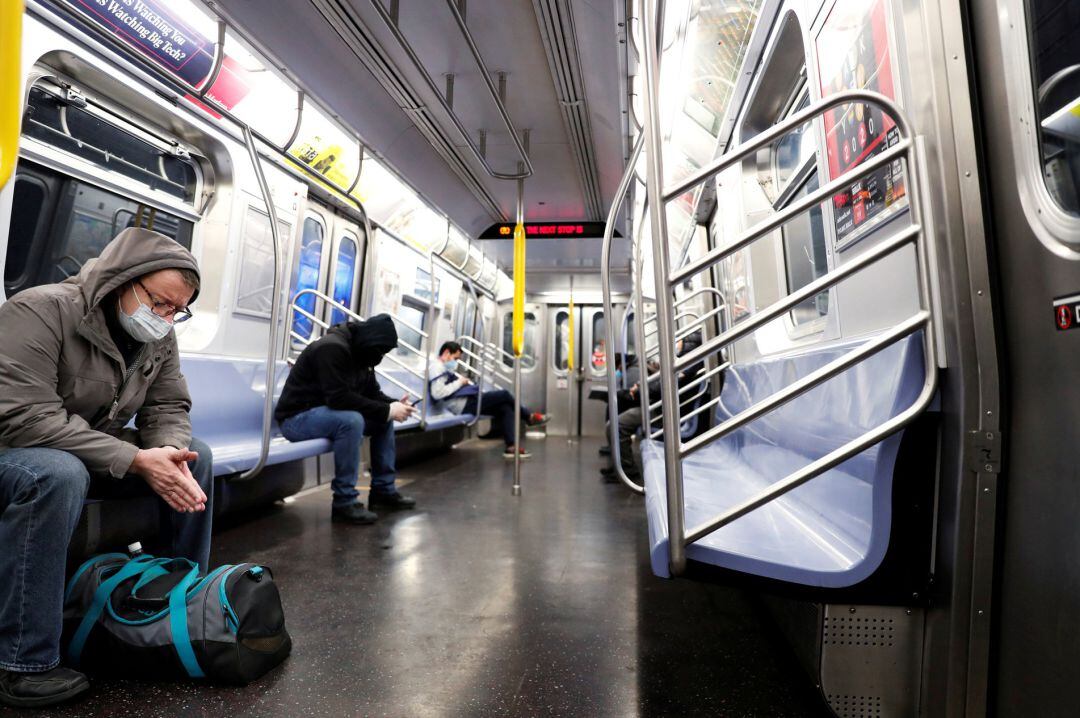 Varias personas con mascarillas en el metro de Nueva York.