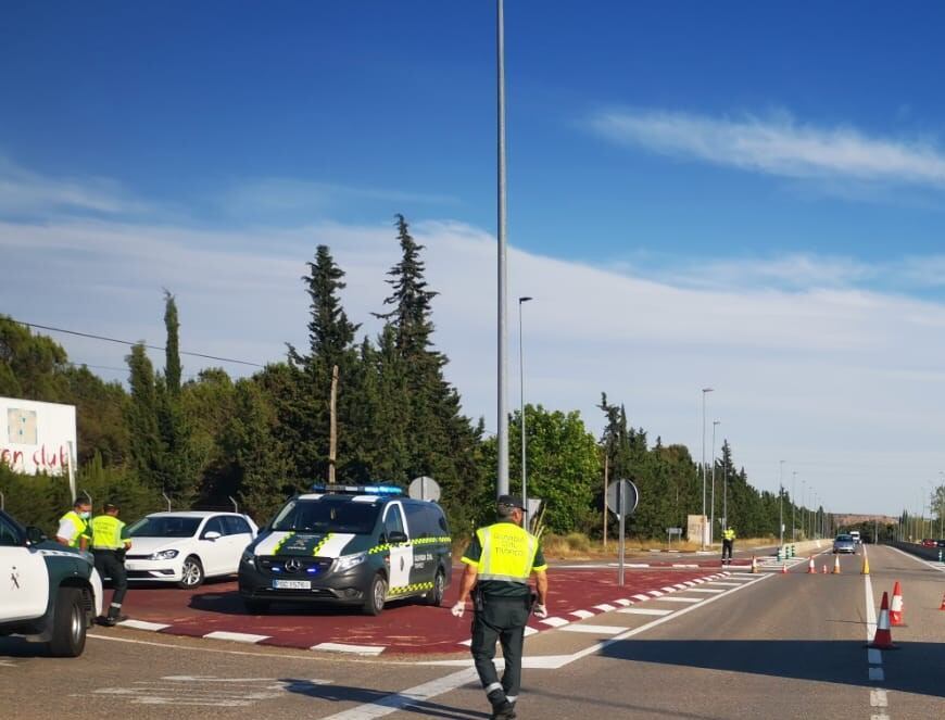 Efectivos de la Guardia Civil de Tráfico en el lugar del accidente