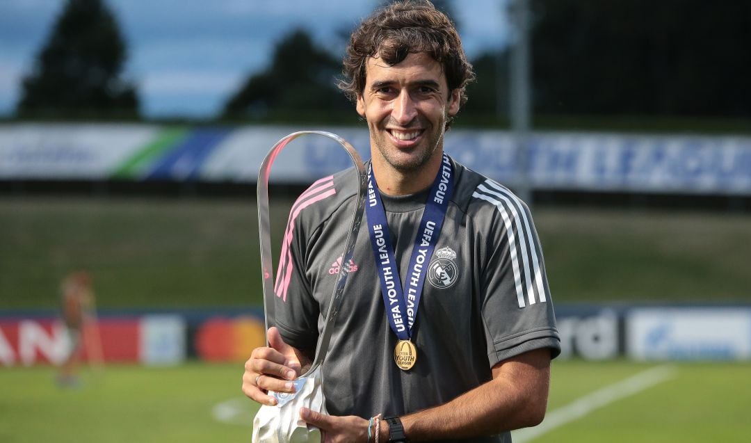 Raúl González, con el trofeo de la UEFA Youth League.