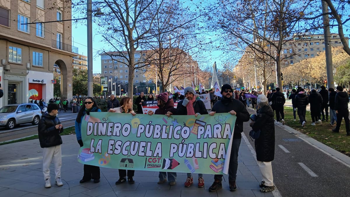 "Para la privada, nada": miles de docentes y estudiantes toman el centro de Zaragoza contra los conciertos educativos