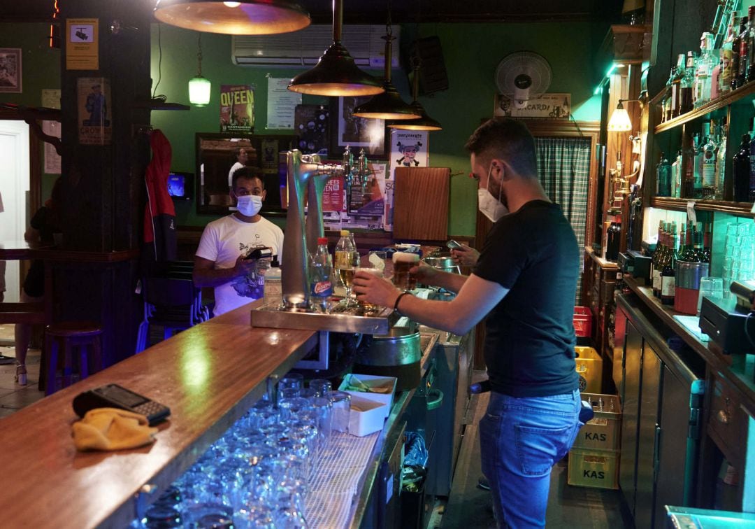 Un camarero en un local de ocio nocturno, antes de su cierre a medianoche, a 3 de julio de 2021, en Santander, Cantabria (España). 