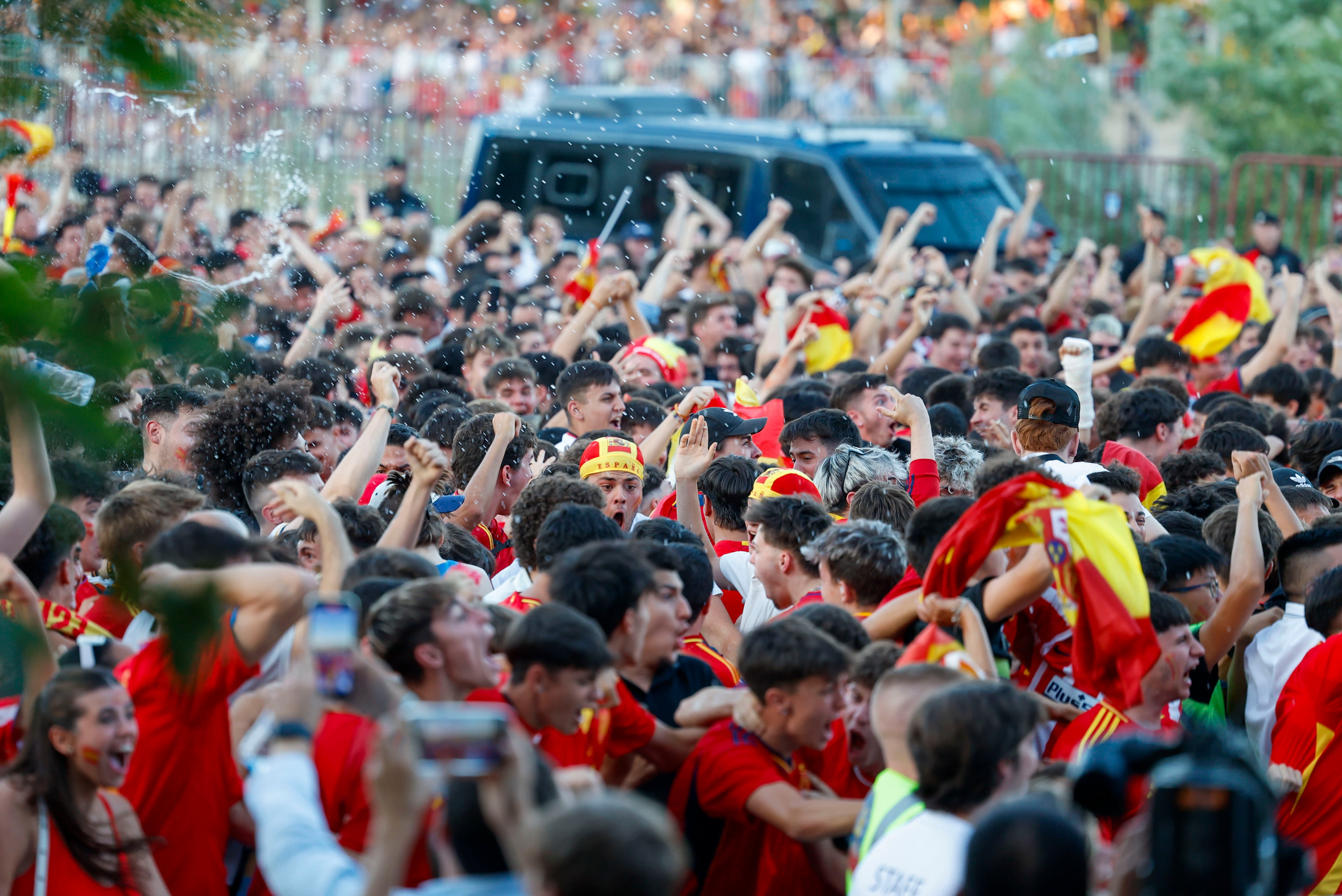 MADRID , 09/07/2024.- Aficionados celebran un gol de la selección española mientras siguen en una pantalla gigante el partido de semifinales de la Eurocopa de fútbol entre España y Francia, este martes en Puente del Rey, Madrid. EFE/ Mariscal
