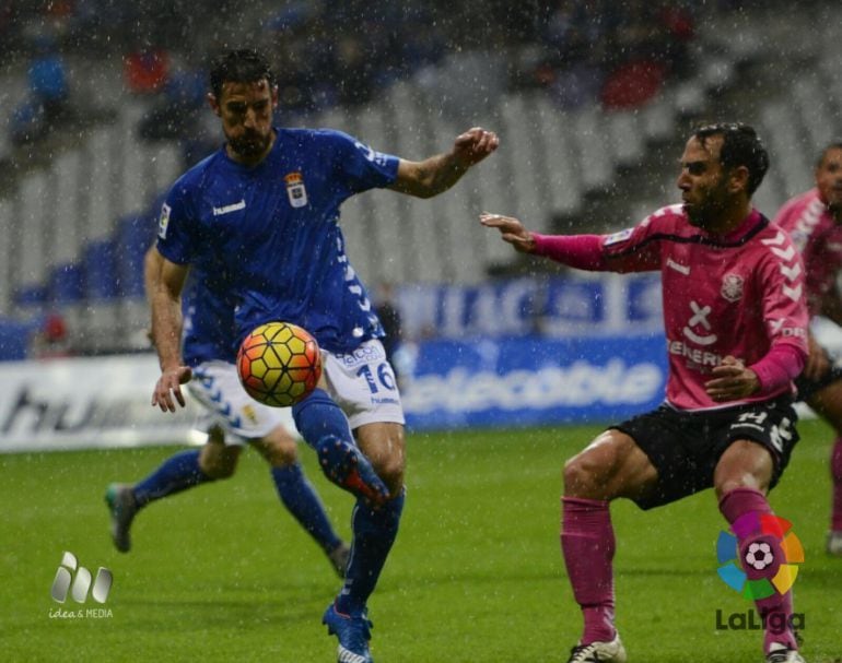 Carlos Ruiz disputa un balón