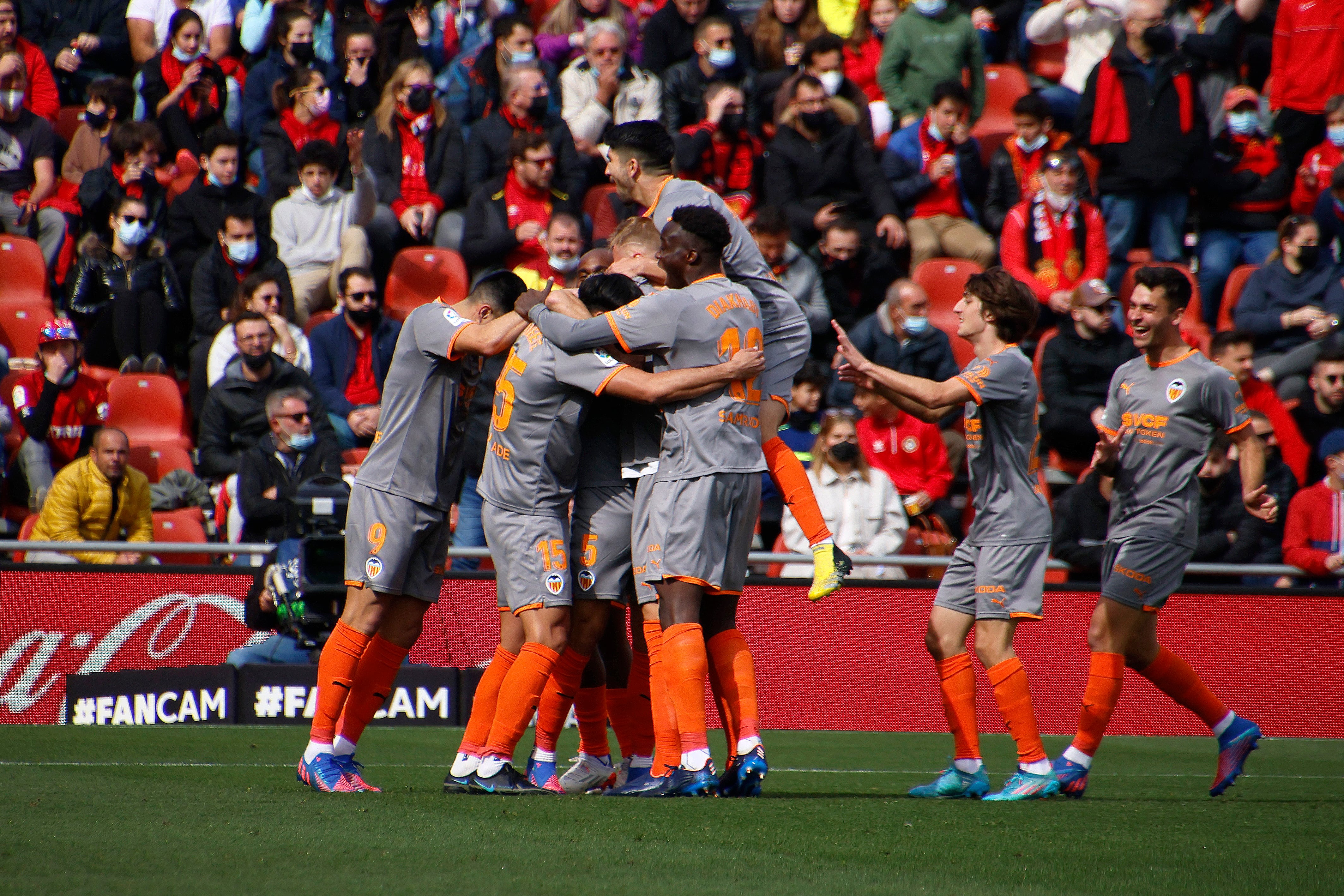 GRAF6004. PALMA DE MALLORCA, 26/02/2022.- Los jugadores del Valencia FC celebran el gol de su compañero, el defensa brasileño Gabriel Paulista contra el Mallorca durante el partido de LaLiga disputado en el Estadi Son Moix de Palma de Mallorca este sábado. EFE/ Cati Cladera
