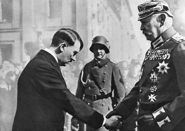 Adolf Hitler saluda al presidente de la República Alemana, Paul von Hindenburg, en 1933